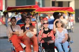 Иностранные туристы едут на велорикше по Старому кварталу Ханоя. (Фото: ВИA)