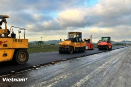 Подрядчик укладывает асфальт в рамках проекта восточной части скоростной автомагистрали Север-Юг. (Фото: Вьет Хунг/Вьетнам+)