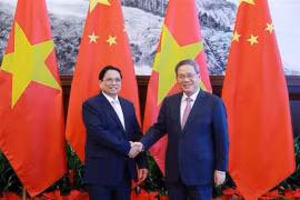 Премьер-министр Фам Минь Тьинь (слева) и премьер Госсовета КНР Ли Цян во время переговоров в городе Далянь, китайская провинция Ляонин, 24 июня. (Фото: ВИA)