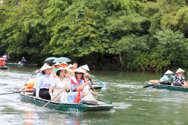 Председатель Сената Австралии Сью Лайнс и заместитель председателя Национального собрания Нгуен Тхи Тхань посещают объект экотуризма Чанган в провинции Ниньбинь (Фото: ВИA)