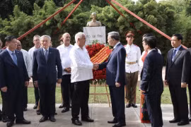 Генеральный секретарь ЦК КПВ, президент государства То Лам, заведующий Отделом ЦК Компартии Кубы по внешним связям Эмилио Лосада Гарсия и делегаты на мероприятии (Фото: ВИA)