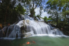 Лунный водопад с его первозданными и естественными пейзажами является впечатляющим туристическим объектом в провинции Хоабинь. (Фото: ВИА)