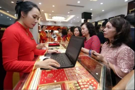 В ювелирном магазине, принадлежащем золотой компании Bao Tin Minh Hai (Фото: ВИA)