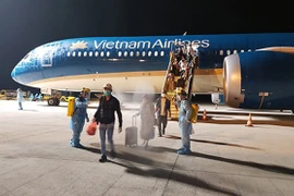 15-16 октября рейсом национального авиаперевозчика Vietnam Airlines из России было доставлено 370 вьетнамских граждан (фото: ВИА).