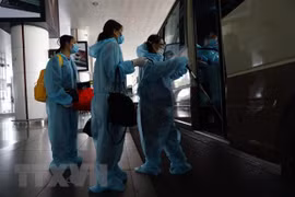 Вьетнамские граждане, вернувшиеся из-за границы, отпрваляются на концентрированный карантин (Фото: ВИА)