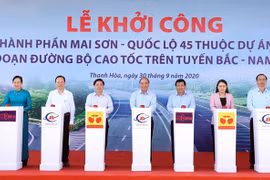 Премьер-министр Нгуен Суан Фук (в центре) и другие официальные лица нажимают кнопки, чтобы отметить начало строительства скоростной автомагистрали Майсон - шоссе 45 30 сентября (Фото: ВИА)