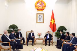 Встреча премьер-министра Нгуен Суан Фука с послом России Константином Внуковым и председателем правления “Новатэк” Леонидом Михельсоном 6 ноября (Фото: ВИА)