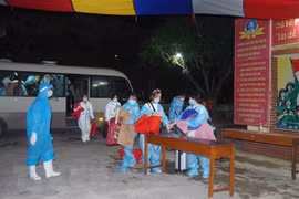 Вьетнамские граждане, вернувшиеся из-за границы, на концентрированной карантинной зоне (Фото: ВИА)