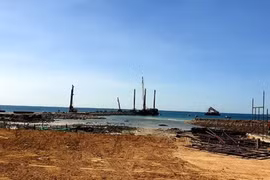 Завершена расчистка площадки для строительства энергоцентра Ca Na LNG в Ниньтхуане. (Фото: thanhnien.vn)