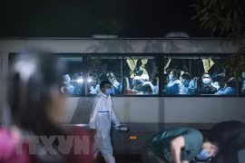 Вьетнамские граждане, вернувшиеся из-за границы, отпрваляются на концентрированный карантин (Фото: ВИА)