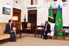 Новоназначенный посол Вьетнама в Танзании Нгуен Нам Тьен (слева) и президент Танзании Джон Помбе Джозеф Магуфули (Фото: ВИА)