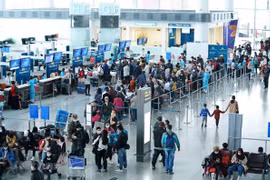 Пассажиры в международном аэропорту Нойбай (Фото: ВИА)