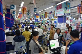 Покупатели в супермаркете в HCM City. Городские власти и предприятия работают над обеспечением поставок товаров во время праздника Тэт. (Фото: ВИА)