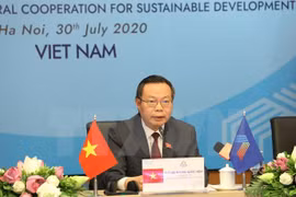 Заместитель Председателя НС Фунг Куок Хьен выступает на конференции. (Фото: ВИА)