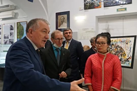 Советник-посланник Посольства Вьетнам в РФ госпожа Нгуен Куинь Май (справа) на мероприятии. (Фото: ВИА) 