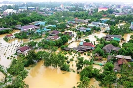 Поднявшаяся речная вода затопила большую часть коммуны Тханьан в районе Камло в центральной провинции Куангчи. (Фото: ВИА)