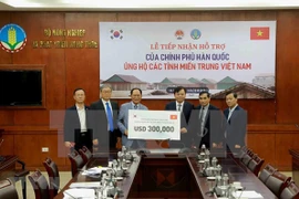 Посол Республики Корея (РК) Пак Нох Ван 29 октября передал более 300.000 долл. США наличными от правительства РК заместителю министра сельского хозяйства и развития дервени Нгуен Хоанг Хиепу для оказания помощи пострадавшим от наводнения провинциям в цент