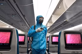 Дезинфекция борта самолета Вьетнамской авиакомпании Vietnam Airlines. (Фото: dangcongsan.vn)