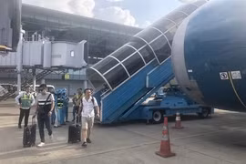 Пассажиры внутреннего рейса покидают самолет Vietnam Airlines в международном аэропорту Нойбай в Ханое. Авиакомпания Vietnam Airlines полностью возобновила внутренние рейсы и расширяет внутреннюю сеть маршрутов (Источник: ВИА)