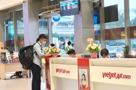 Пассажир стоит у кассы Vietjet Air в аэропорту (Фото: ВИА)