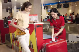 Пассажир регистрирует багаж. (Фото: Vietjet)