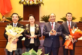Председатель НС Нгуен Тхи Ким Нган (вторая слева) и премьер-минист Нгуен Суан Фук (третий слева) подарили цветы Ле Минь Хынгу и Тью Нгок Ане (крайний слева)