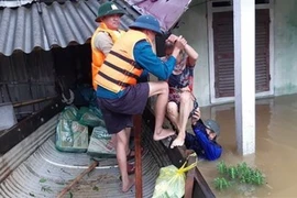 Компетентные силы помогают местному жителю перебраться в более безопасное место. (Фото: ВИА)