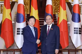 Премьер-министр Нгуен Суан Фук (справа) и спикер Национального собрания РК Пак Бён Сок (Фото: ВИА)