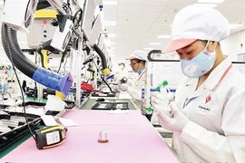 Линия по производству электронных компонентов в парке высоких технологий Hoa Lac в Ханое. (Фото nhandan.com.vn)