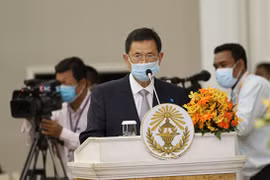 Старший министр Вар Кимхонг выступает на церемонии во Дворце мира. (Фото: Khmer Times)