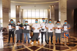 Китайские граждане получают сертификаты, подтверждающие завершение карантина в провинции Виньфук. (Фото: ВИА)