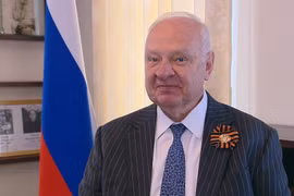 Чрезвычайный и Полномочный Посол Российской Федерации во Вьетнаме Константин Васильевич Внуков дает интервью ВИА. (Фото: ВИА/VietnamPlus)