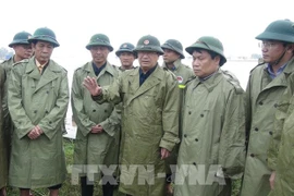 Заместитель премьер-министра и глава Центрального руководящего комитета по предотвращению и борьбе со стихийными бедствиями Чинь Динь Зунг (в центре) в качестве главы комитета, отвечающего на шторм “Молаве” (Фото: ВИА)