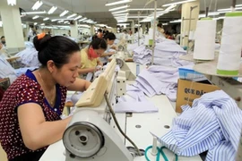 Работники Sai Dong Garment Company производят рубашки для экспорта в США, ЕС и Японию (Фото: ВИА)