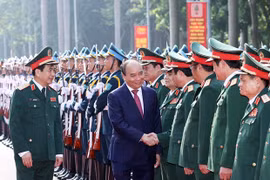 Премьер-министр Нгуен Суан Фук приветствует официальных лиц Министерства обороны и Генерального штаба Вьетнамской народной армии перед церемонией 5 сентября (Фото: ВИА)