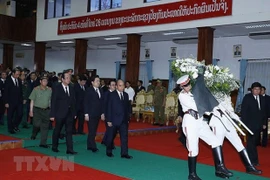 Высокопоставленная делегация КПВ и правительства во главе с премьер-министром Нгуеном Суан Фуком принимает участие в государственных похоронах бывшего члена Политбюро, бывшего премьер-министра Лаоса и бывшего председателя Центрального комитета Фронта наци