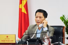 Министр промышленности и торговли Чан Туан Ань проводит телефонную беседу с Генеральным секретарем АСЕАН Лимом Джоком Хой (Фото: Министерство промышленности и торговли)