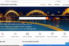 База данных, доступная на www.opendata.danang.gov.vn или https://congdulieu.vn, позволит пользователям получать доступ к информации о пациентах с COVID-19, связывающей их с местами, которые они посетили. (Фото: ВИА)