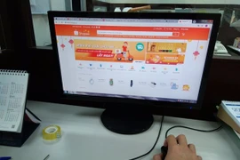 Покупатель просматривает товары на shopee.vn. По прогнозам, рынок электронной коммерции Вьетнама вырастет на 20% в последнем квартале этого года и достигнет к концу года 12 млрд. долл. США (Фото: ВИА)