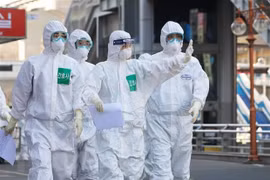 Медицинский персонал работает в больнице в Тэгу, Южная Корея. (Фото: Yonhap/ВИА)
