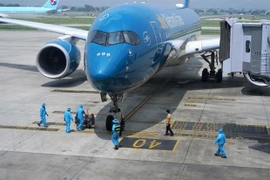 Первый международный рейс во Вьетнам, выполняемый Vietnam Airlines, приземлился в международном аэропорту Нойбай 25 сентября после того, как была взята под контроль вторая волна вспышки COVID-19. (Фото: Vietnam Airlines)