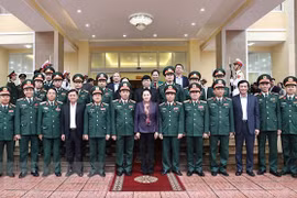 Председатель Национального собрания Нгуен Тхи Ким Нган и офицеры военного округа №4 позируют для группового фото. (Фото: ВИА)