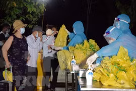 Раздача предметов первой необходимости гражданам в карантинной зоне (Фото: ВИА)