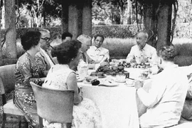 Президент Хо Ши Мин принимает делегацию парламента Великобритании в 1957 году (Фото: ВИА)