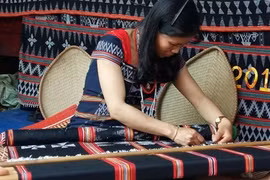 Женщина из этнической группы Коту в деревне Таланг в сельской местности Дананга занимается ткачеством парчи (Фото: ВИА)