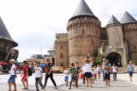 Туристы посещают Бана-хиллз в городе Дананг (Фото: ВИА)