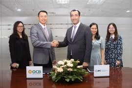 Представители IFC и OCB на подписании кредитного соглашения (Фото: ВИА)