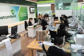 Vietcombank проводит множество рекламных программ для своих услуг по переводу денежных средств в преддверии Tэт. (Фото: ВИA)