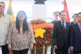 На церемонии почтения памяти президента Хо Ши Мина у его памятника в столице Венесуэлы Каракасе. (Фото: ВИA)
