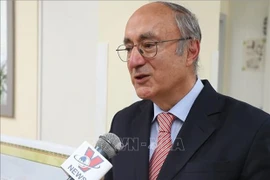 Доктор Камбиз Гавами, президент Всемирной университетской службы Германии, дает интервью Вьетнамскому агентству новостей. (Фото: ВИА) 